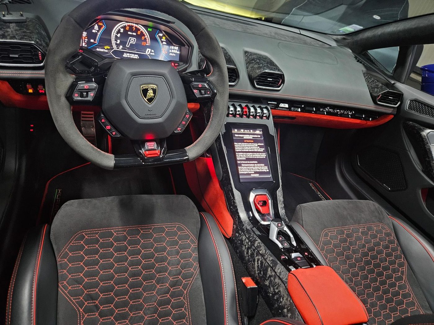 Detailing intérieur haut de gamme — habitacle Lamborghini Huracán Spyder traité par Turismo Forever