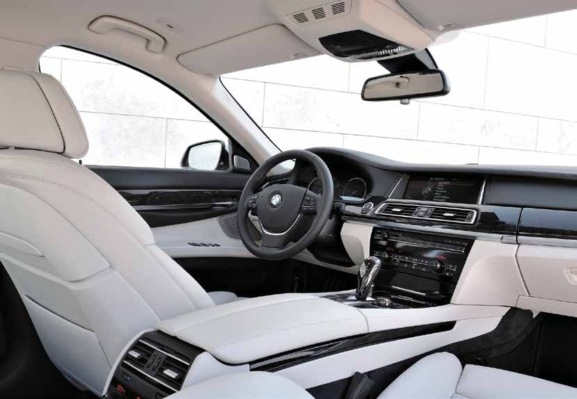Intérieur cuir clair d’une voiture haut de gamme