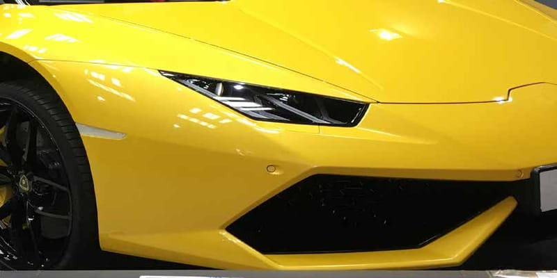 Supercar jaune à la peinture brillante protégée par film transparent